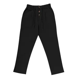 Dettaglio dei pantaloni di lino neri da uomo con bottoni decorativi e coulisse in vita