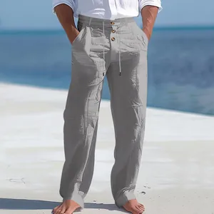 Dettaglio dei pantaloni in lino traspirante da uomo con coulisse e bottoni decorativi