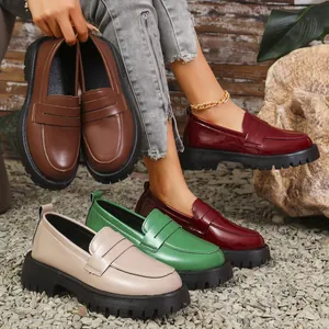 Nahaufnahme von Retro-Lackleder-Plateau-Loafers in verschiedenen trendigen Farben