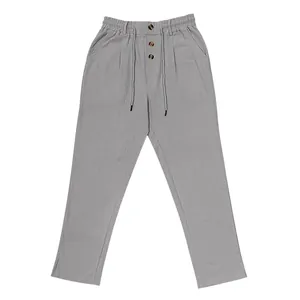 Vista frontale dei pantaloni in lino grigi con coulisse e bottoni decorativi per uomo