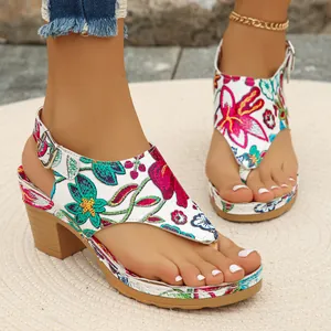 Detailansicht eleganter Sandaletten mit Blumenstickerei und Blockabsatz für Damen