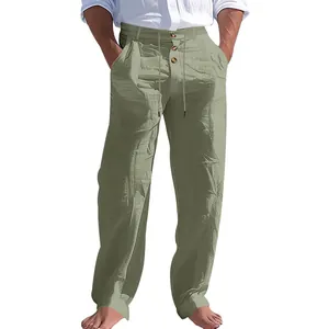 Dettaglio dei pantaloni in lino traspiranti da uomo con coulisse e bottoni decorativi