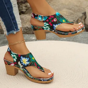 Detailansicht der bestickten Zehensandalen für Damen mit modischem hohem Blockabsatz
