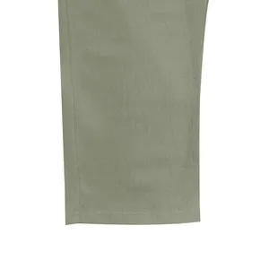 Dettaglio della cucitura dell'orlo sui pantaloni da spiaggia in lino verde salvia da uomo