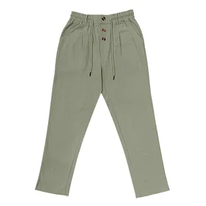 Vista dettagliata dei pantaloni in lino da uomo con coulisse e bottoni decorativi
