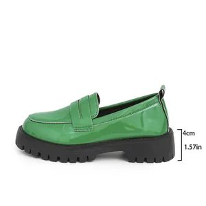 Seitenansicht grüner Lackleder-Plateau-Loafers mit einer Absatzhöhe von 4 cm