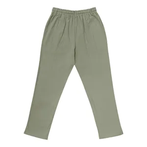 Dettaglio dei pantaloni in lino verde salvia da uomo, gamba dritta ed elastico in vita estivo