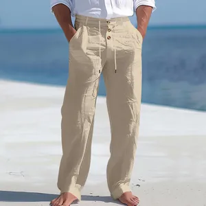 Dettaglio dei pantaloni da spiaggia in lino da uomo con coulisse e bottoni decorativi