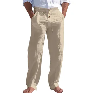 Dettaglio dei pantaloni da uomo in lino con bottoni decorativi e coulisse regolabile.