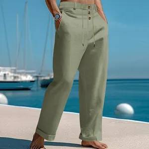 Detail van olijfgroene katoenen linnen strandbroek met trekkoord en knoopdetail