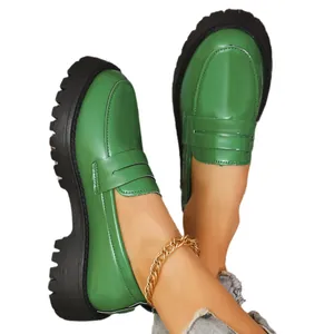 Stylische grüne Lackleder-Plateau-Loafer mit klobigem Retro-Sohlendesign für Damen