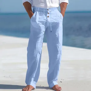 Dettaglio dei pantaloni da spiaggia in lino azzurro da uomo con bottoni e coulisse