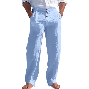 Dettaglio dei pantaloni in lino azzurro da uomo con coulisse in vita e bottoni decorativi.
