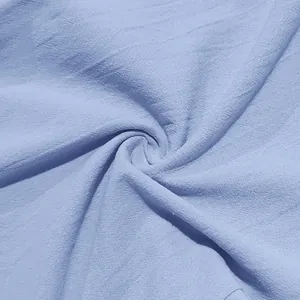 Vista macro che mostra la trama del tessuto in lino azzurro traspirante dei pantaloni