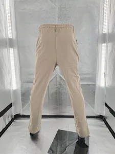Dettaglio vista posteriore pantaloni in lino beige con elastico in vita e taglio dritto