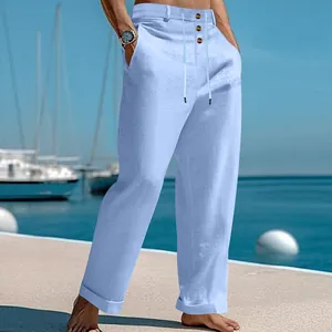 Detailopname van lichtblauwe katoen-linnen strandbroek met trekkoord in de taille.