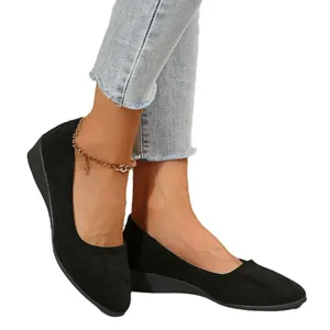 Clásicos zapatos de cuña con punta en color negro para mujer con elegante acabado de ante