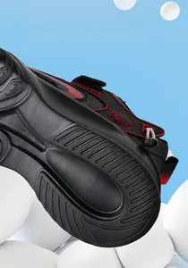 Detaillierte Makroansicht der rutschfesten Gummisohle für schwarze Kindersportschuhe