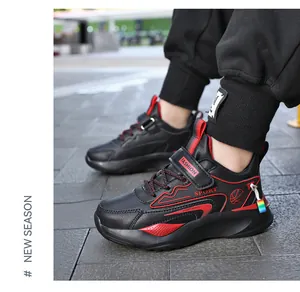 Detailansicht schwarzer und roter Kinder-Ledersneaker mit Klettverschluss und Riemen
