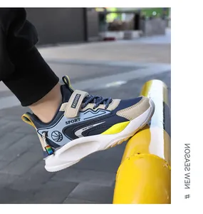 Detailansicht der stylischen Kinder-Sportschuhe mit blau-gelben Akzenten im Freien