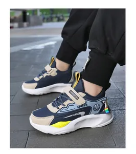 Nahaufnahme der marineblauen und beige farbenen Kindersneaker mit robuster Lederoberfläche