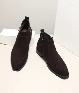 Dettaglio degli stivaletti da uomo in pelle scamosciata marrone con doppia cerniera