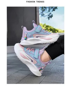 Detailansicht der farbenfrohen Kinder-Laufschuhe aus Leder in Pastellrosa und Blau
