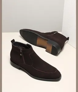 Vista dettagliata degli stivali casual da uomo in camoscio marrone scuro con doppia zip