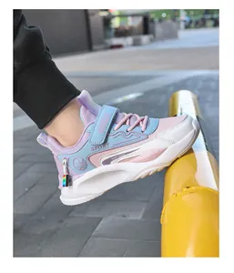 Detailaufnahme von lila-blauen Kinder-Sportschuhen mit Mesh- und Lederfinish