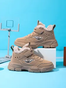 Primer plano de botas de invierno caqui para niños con forro de piel sintética y suelas gruesas.