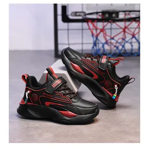 Nahaufnahme stilvoller schwarz-roter Kindersportschuhe im Basketball-Design-Stil