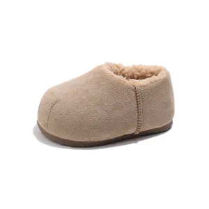 Gemütliche Winterhausschuhe für Kinder mit warmem Lammfellimitat und Slip-On-Design.