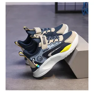 Detailansicht der marineblauen Kinderlaufschuhe mit markantem Seitenlogo und Ledertextur