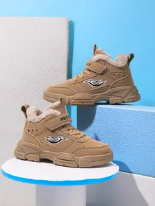 Botines Martin para niños en color marrón con forro de felpa grueso y velcro.