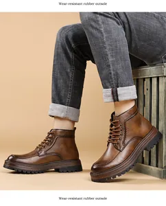 Dettaglio stivaletti stringati in pelle marrone da uomo con suola in gomma ultra resistente