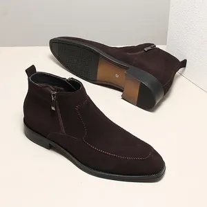 Primo piano di stivali da uomo in pelle scamosciata marrone scuro con doppia cerniera