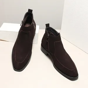 Dettaglio di stivaletti da uomo in camoscio marrone scuro con doppia cerniera laterale.