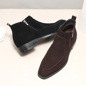 Primo piano di stivaletti da uomo in camoscio con doppia zip nei colori nero e marrone
