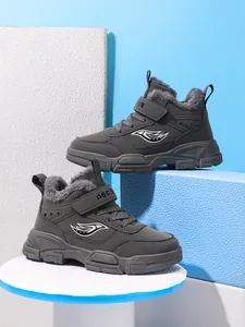 Vista detallada de botas de invierno grises para niños con forro de piel sintética muy gruesa