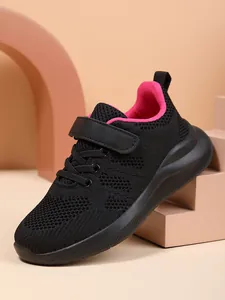 Detailweergave van zwarte ademende mesh meisjessneakers met een roze binnenvoering