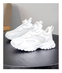 Seitenansicht weißer Kindersportschuhe mit atmungsaktivem Mesh und Drehbox-Verschluss
