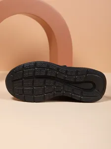 Detailopname van de antislip zwarte buitenzool van ademende kinderschoenen.