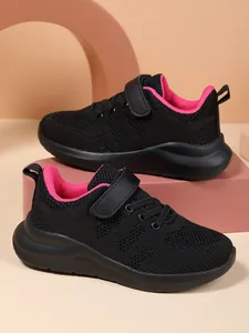 Gedetailleerde opname van zwart-roze ademende mesh hardloopschoenen voor sportieve meisjes