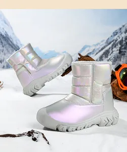 Detailweergave van iriserende roze sneeuwlaarzen voor kinderen met dikke voering en zool.
