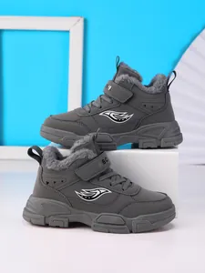 Vista detallada de botas de invierno grises para niños con forro de piel muy cálida
