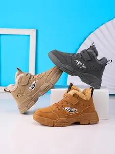 Detalle de tres botas de invierno de colores para niños con forro polar grueso y cálido