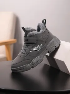 Detalle de botas de invierno para niños con forro de piel sintética gruesa y cálida