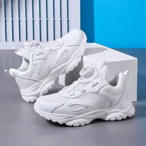 Atmungsaktive weiße Kindersportschuhe mit praktischem Drehverschluss und weicher Sohle