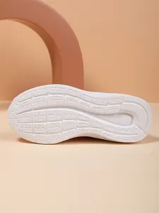 Gedetailleerde weergave van het witte antislip profiel voor lichte kindersneakers