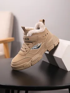 Primer plano de botas Martin beige para niños con forro grueso de pelo sintético blanco